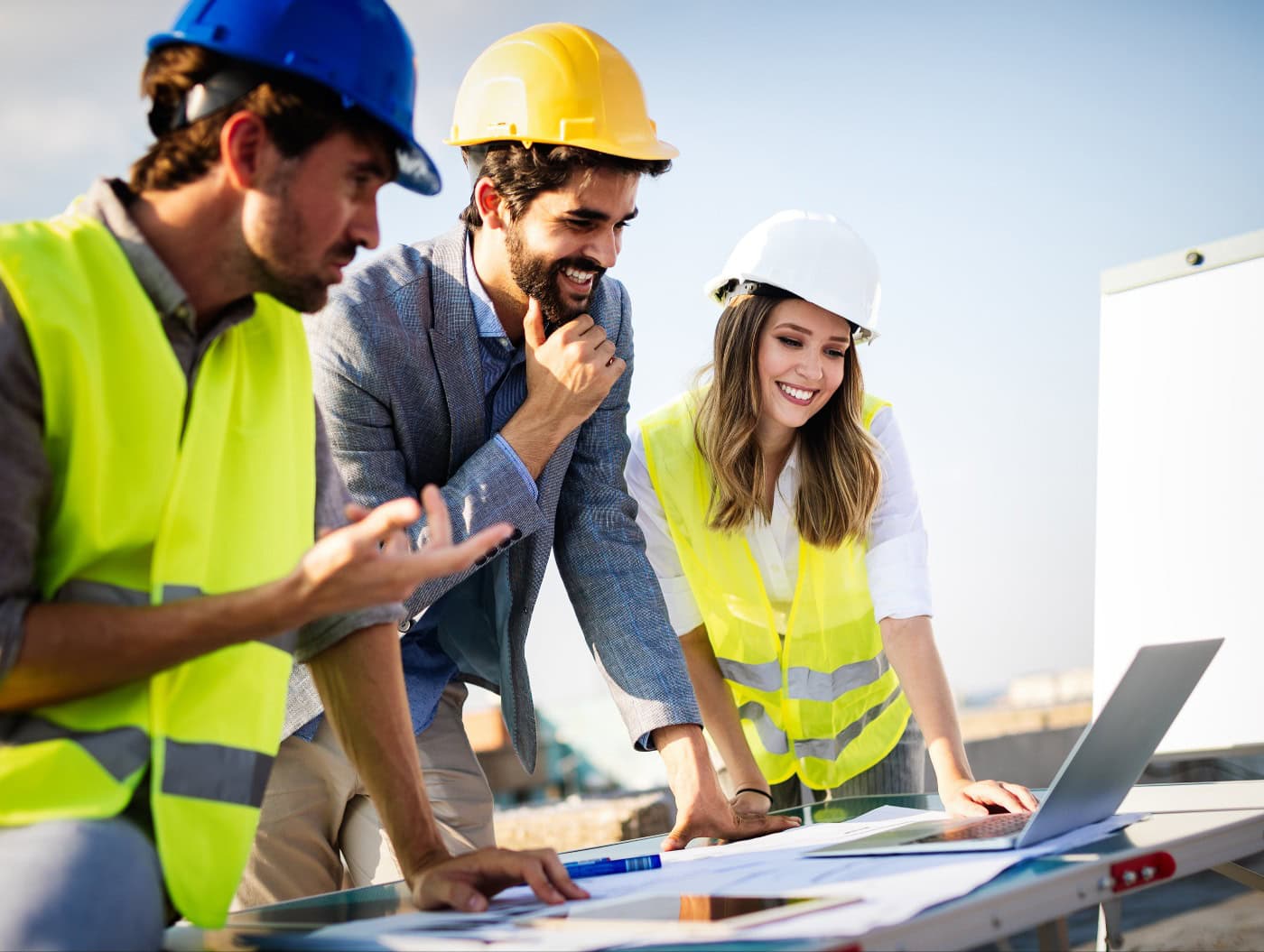 Architekten, Geschäftsführer und Ingenieur besprechen das Projekt auf der Baustelle